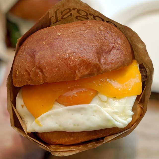 We eat tasty egg sandwiches from Japan's first branch of ...
