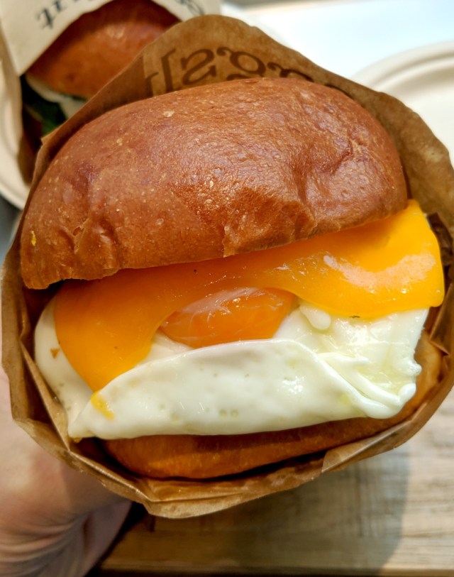 We Eat Tasty Egg Sandwiches From Japan S First Branch Of Eggslut The U S Based Breakfast Shop Soranews24 Japan News