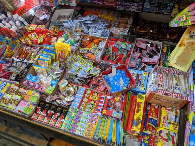 This classic Japanese candy shop is a trove of nostalgic treats, sends us into the past【Photos