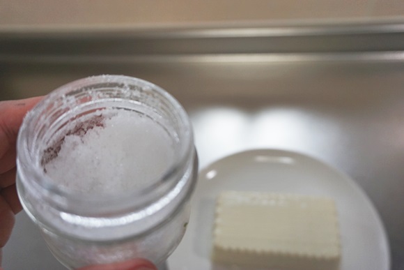 豆腐がチーズに 豆腐を塩に漬けるだけでとんでもない旨さになるってマジ 作ってみたら 塩をふった の味になった Pouch ポーチ