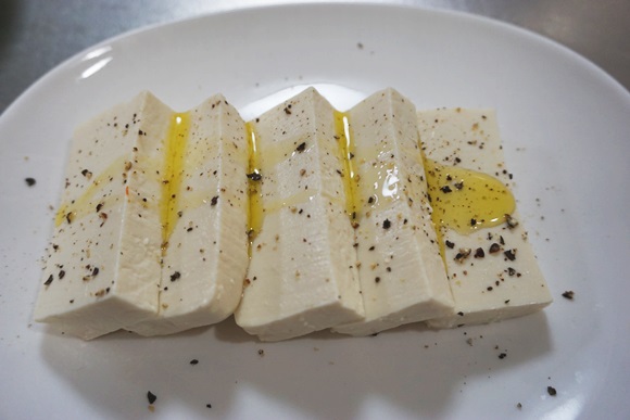 豆腐がチーズに 豆腐を塩に漬けるだけでとんでもない旨さになるってマジ 作ってみたら 塩をふった の味になった Pouch ポーチ