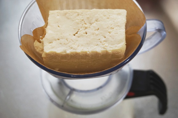 豆腐がチーズに 豆腐を塩に漬けるだけでとんでもない旨さになるってマジ 作ってみたら 塩をふった の味になった Pouch ポーチ