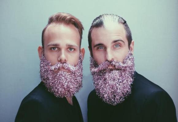 オシャレ 仲良しヒゲ男子2人によるインスタグラム The Gay Beards のヒゲアレンジがすごすぎる Pouch ポーチ