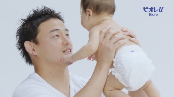 五郎丸選手が赤ちゃんと一緒にバスタイムを楽しむ姿に胸キュンが止まらない ビオレｕ の 新cmキャラクターに Pouch ポーチ