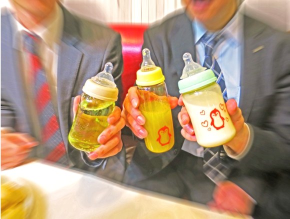 サラリーマン専用の 哺乳瓶カフェ がめちゃ楽しそう 赤ちゃんのころを思い出しながら哺乳瓶をチュッチュッチュッ Pouch ポーチ