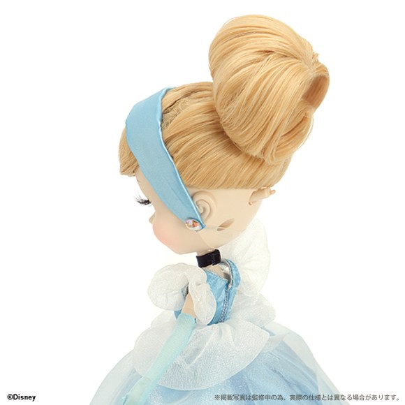 淡いブルーのドレスがステキ ディズニーの シンデレラ がファッションドールになりました Pouch ポーチ