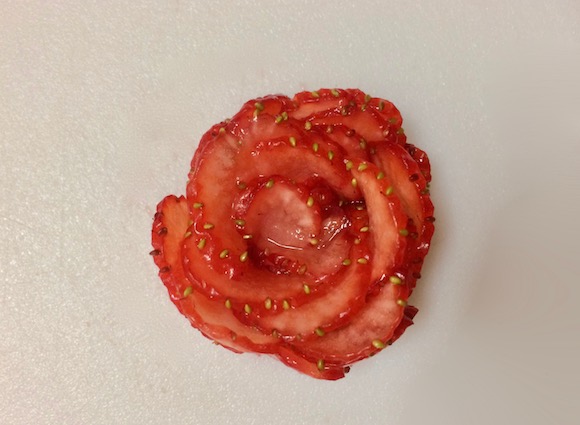 インスタで話題の イチゴをバラのように盛り付ける方法 をやってみた 簡単そうだけどコツが必要だよ Pouch ポーチ