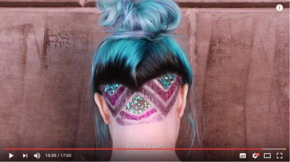 フェス向きヘアアレンジ 刈り上げとキラキララメの グリッター アンダーカット がこの夏のイチオシ ラメで紋様を作るのがポイントだ Pouch ポーチ フェス向きヘアアレンジ 刈り上げとキラキララメの グリッター アンダーカット がこの夏のイチオシ ラメで紋様を作るのがポイントだ Pouch ポーチ