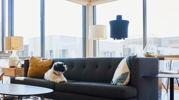 防犯カメラも空を飛ぶ時代 家の中をパトロール 不審な動きを察知したら知らせてくれる セキュリティー ドローン が超未来 Pouch ポーチ