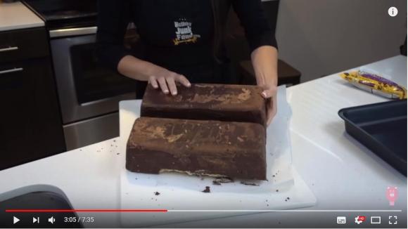 えぇ 巨大なキットカットが食べたいから家で作ってみた結果 岩みたいになっちゃった Pouch ポーチ えぇ 巨大なキットカットが食べたいから家で作ってみた結果 岩みたいになっちゃった Pouch ポーチ