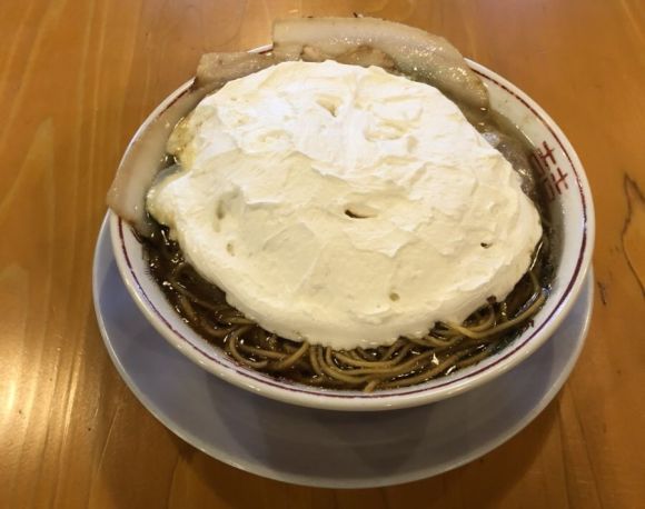 神戸のラーメン屋がお正月限定 おしるこラーメン を販売 醤油ラーメンにあずきを混ぜて生クリームをトッピング っておいしいの Pouch ポーチ