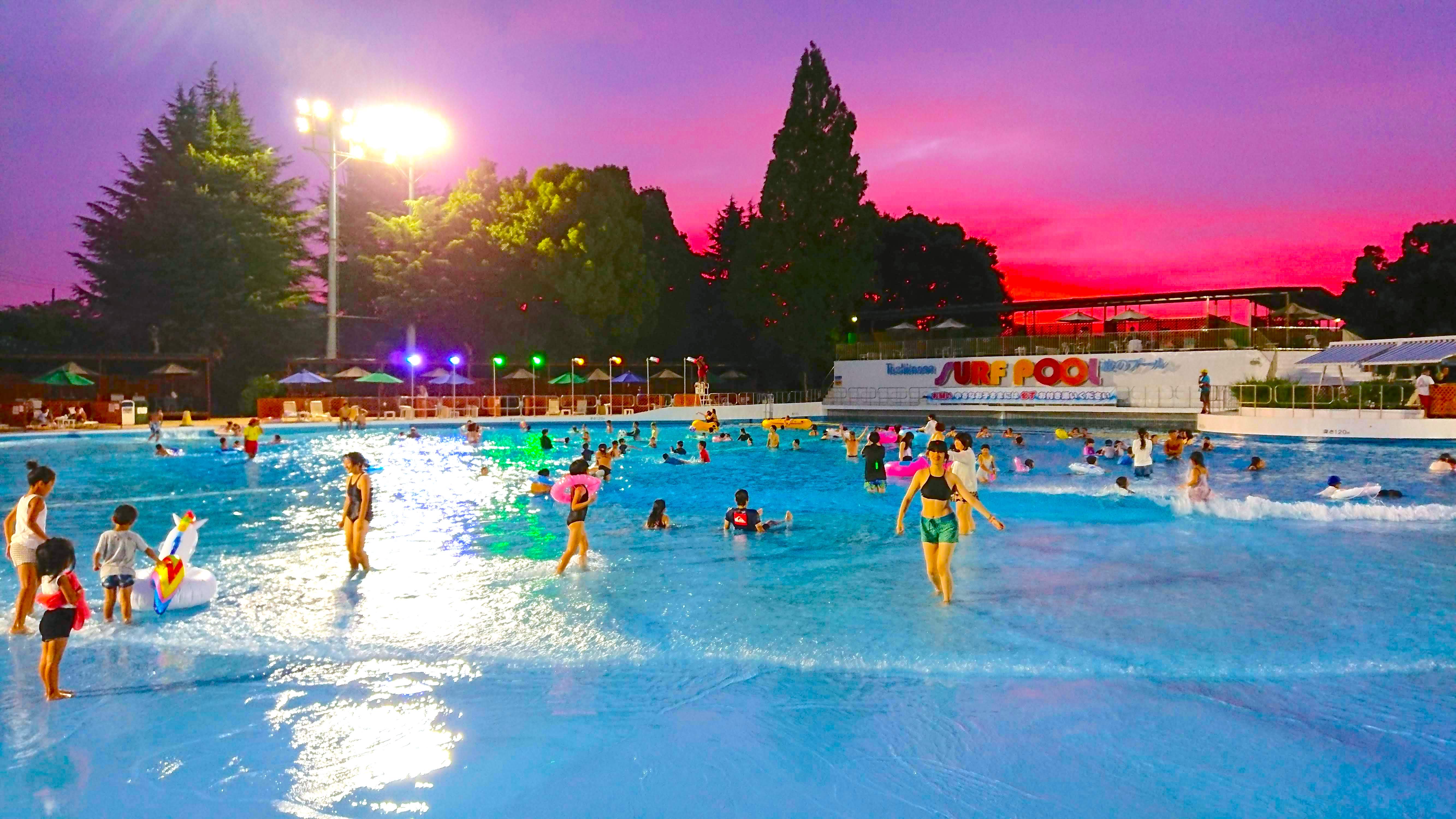 穴場 超激安のナイトプール としまえん が超充実していた 花火あり グルメあり 謎すぎる映像イベントありの山盛りで1500円であります Pouch ポーチ