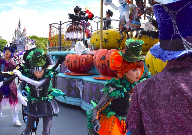 35周年 ディズニーハロウィーンのパレードではキャストの衣装やダンスにご注目 カボチャヘアやメイクが美しいのです Pouch ポーチ