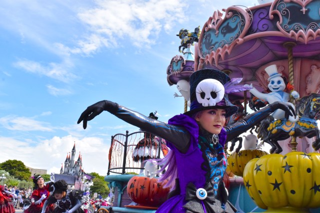 35周年 ディズニーハロウィーンのパレードではキャストの衣装やダンスにご注目 カボチャヘアやメイクが美しいのです Pouch ポーチ