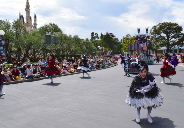 35周年 ディズニーハロウィーンのパレードではキャストの衣装やダンスにご注目 カボチャヘアやメイクが美しいのです Pouch ポーチ