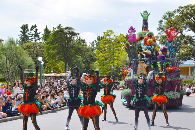 35周年 ディズニーハロウィーンのパレードではキャストの衣装やダンスにご注目 カボチャヘアやメイクが美しいのです Pouch ポーチ