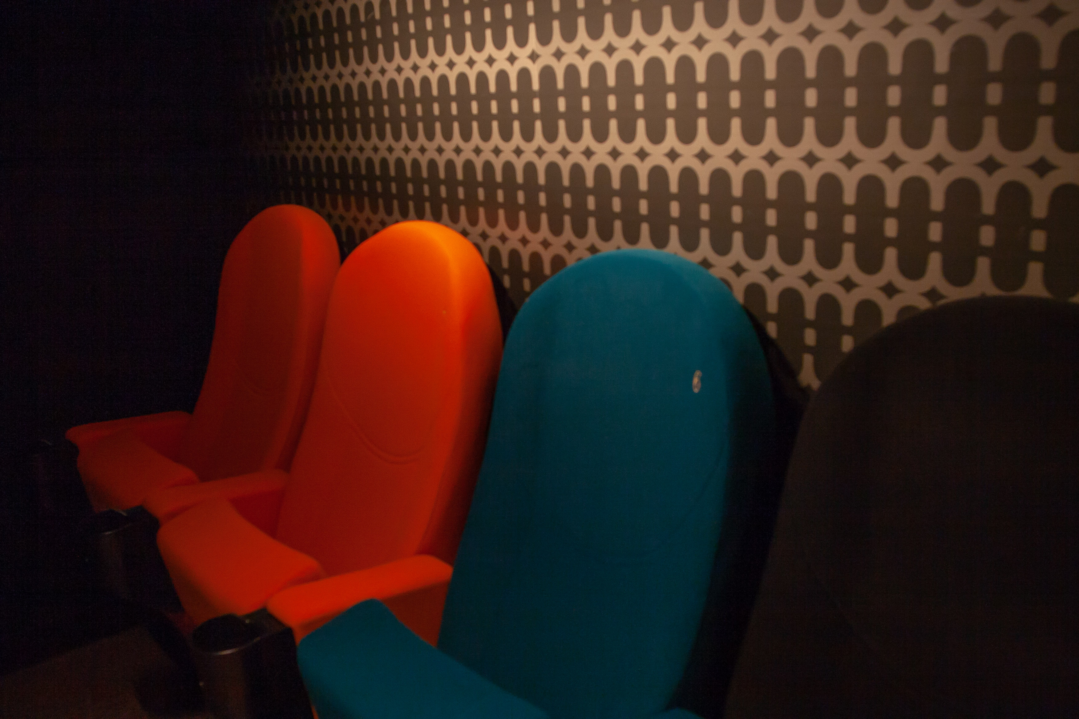 体験レポ 今までの映画館と全く違う アップリンク吉祥寺 に潜入取材 カラフルな椅子 100年前のコーラレシピを再現した伊良コーラなど Pouch ポーチ