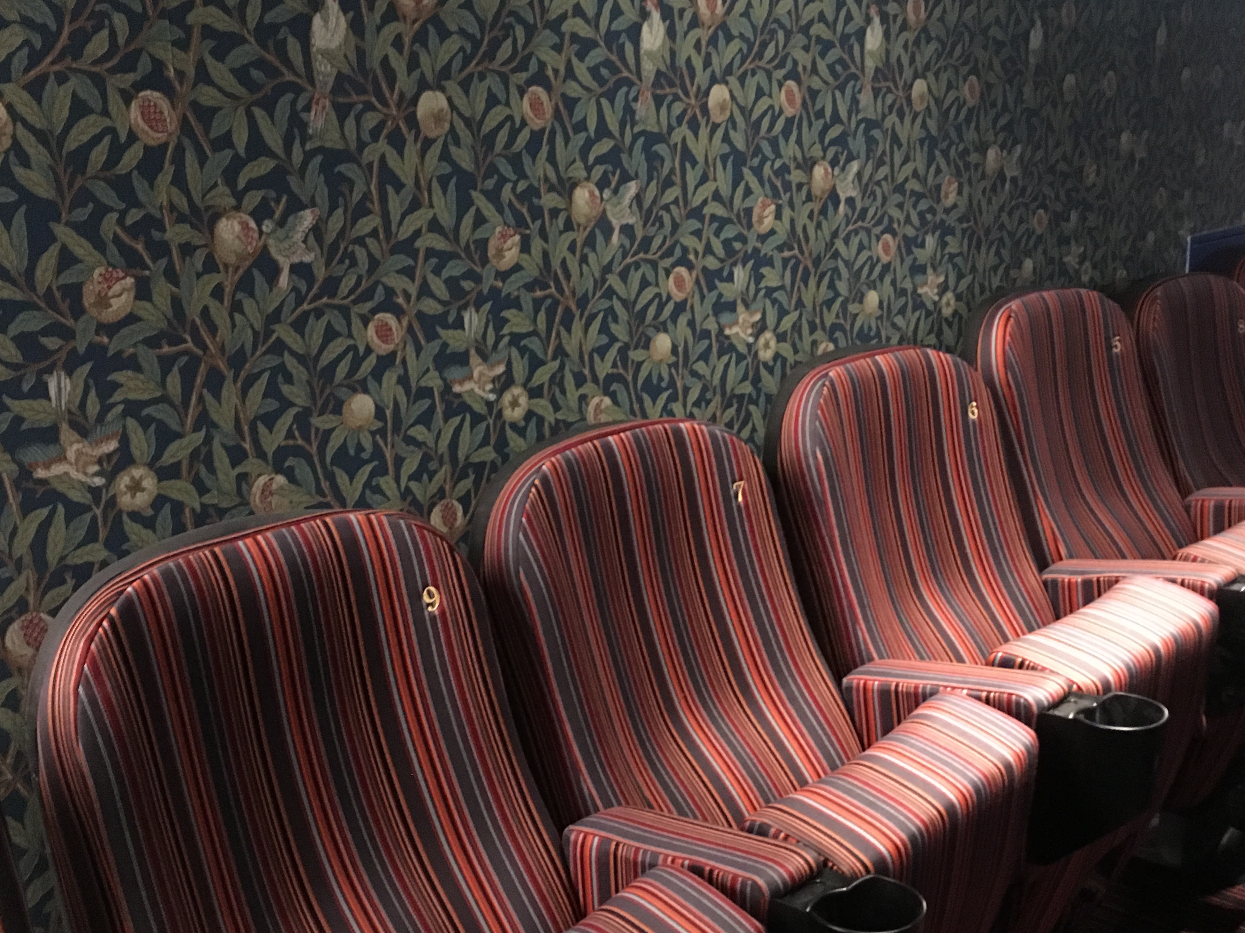 体験レポ 今までの映画館と全く違う アップリンク吉祥寺 に潜入取材 カラフルな椅子 100年前のコーラレシピを再現した伊良コーラなど Pouch ポーチ