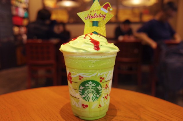 スタバ新作 ピスタチオクリスマスツリーフラペチーノ は星を飾れるサプライズ付き ピスタチオ濃いめが好きならホットがオススメだよ Pouch ポーチ