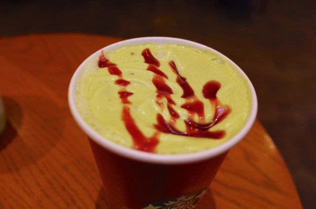 スタバ新作 ピスタチオクリスマスツリーフラペチーノ は星を飾れるサプライズ付き ピスタチオ濃いめが好きならホットがオススメだよ Pouch ポーチ