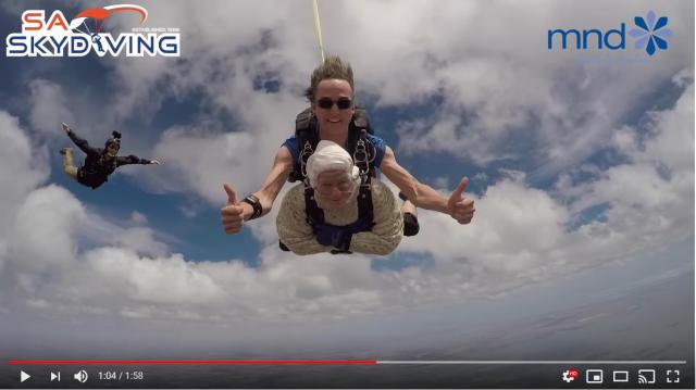 世界最高齢のスカイダイバー 102歳のおばあちゃんが時速2キロで空を駆け抜ける姿をご覧ください Pouch ポーチ