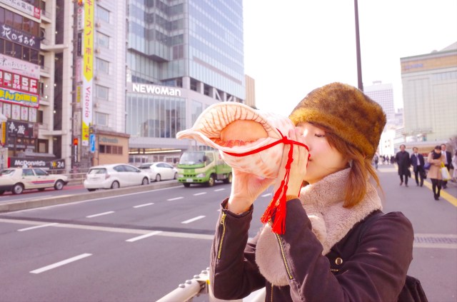 ほら貝を吹いているように見えるペットボトルケースを使って1日生活してみた 意外と優秀だけど目立ちすぎるぅーー Pouch ポーチ