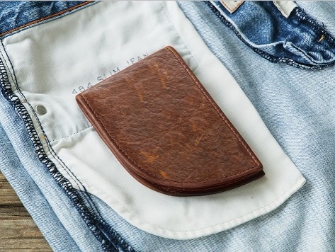 新発想 男子の ポケットからはみ出す 問題を解決するお財布 ポケットにジャストフィットする形の本革製財布なのです Pouch ポーチ