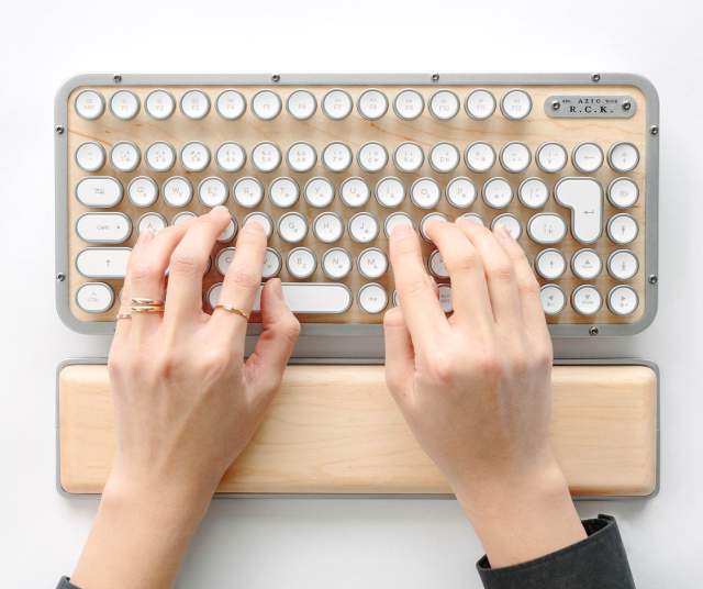 タイプライターのような打感とスタイリッシュなデザインのキーボードが日本上陸 使いやすさも細部まで工夫されてます pouch ポーチ