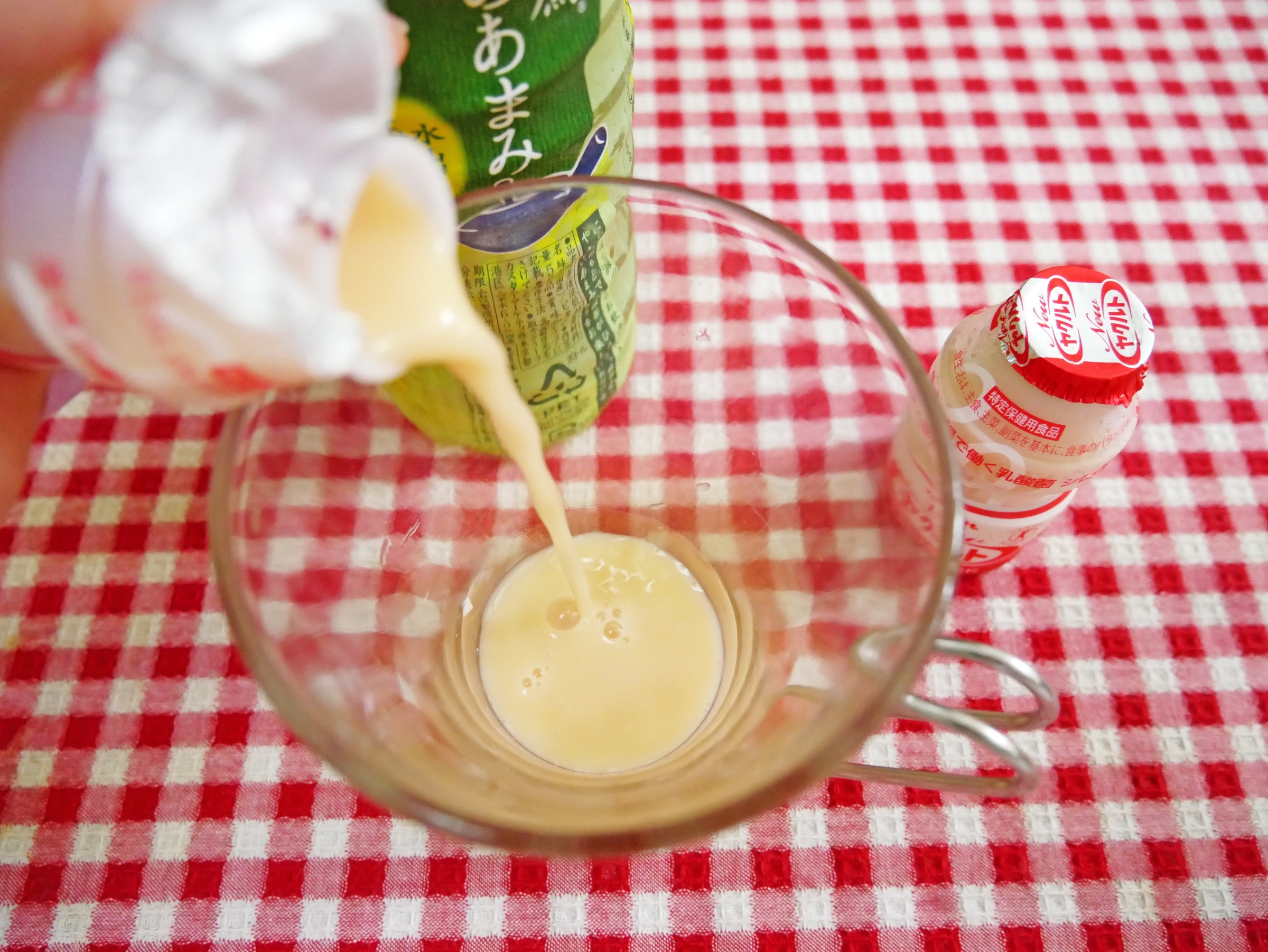 台湾ドリンク ヤクルト緑茶 は自宅で簡単に作れる 用意するのはヤクルトと緑茶だけです Pouch ポーチ