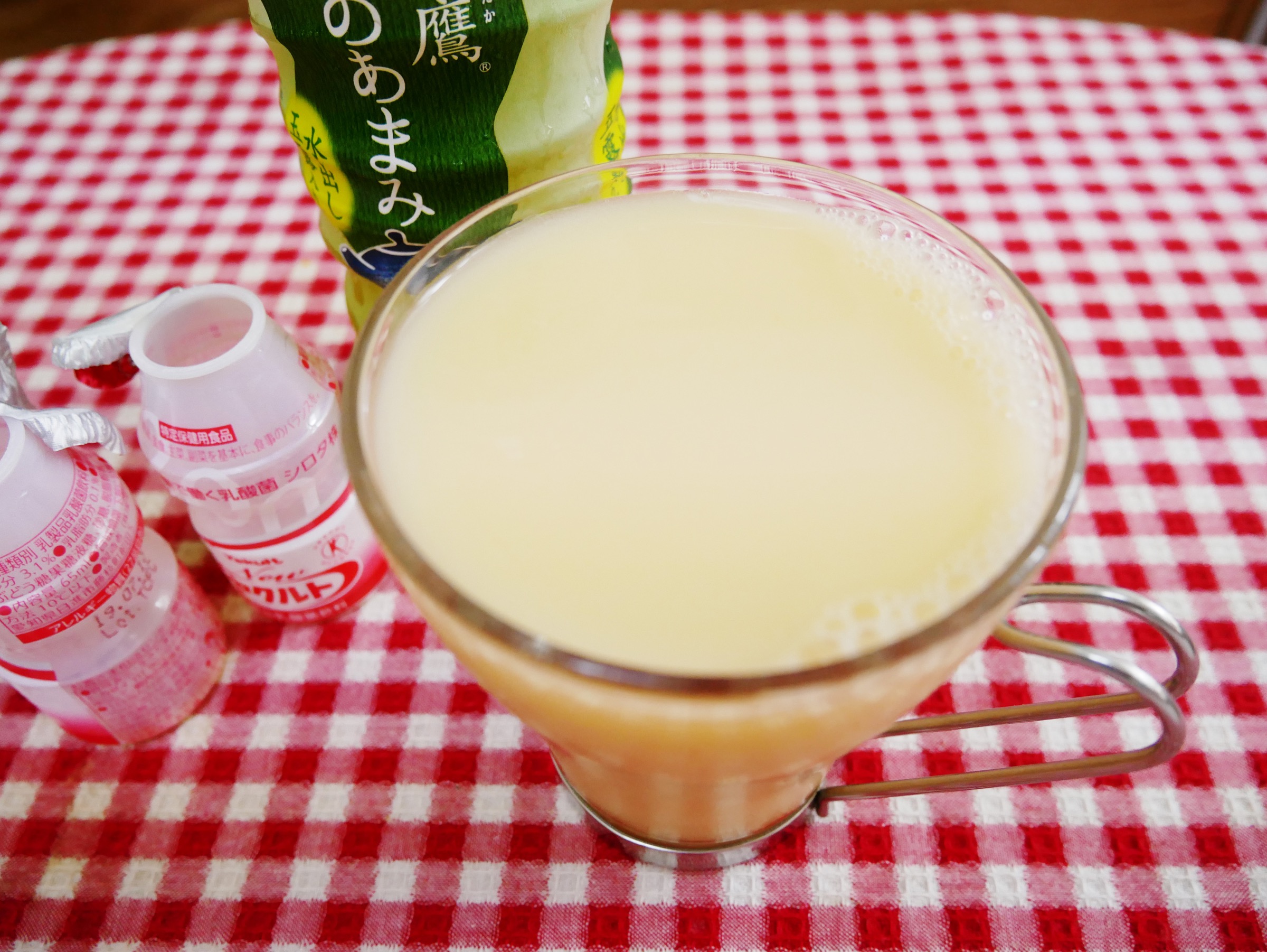 台湾ドリンク ヤクルト緑茶 は自宅で簡単に作れる 用意するのはヤクルトと緑茶だけです Pouch ポーチ