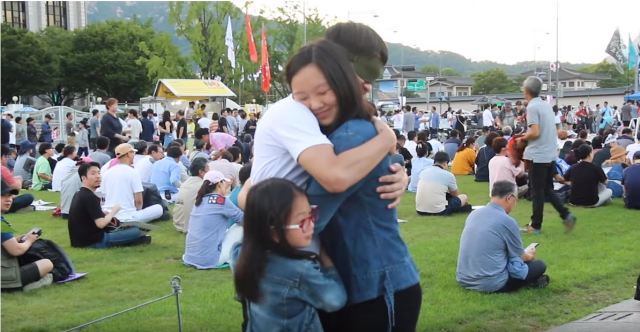 韓国の 安倍政権糾弾デモ 会場で日本人がフリーハグをしてみたら 怖くなかったのか本人に話を聞いてみました Pouch ポーチ