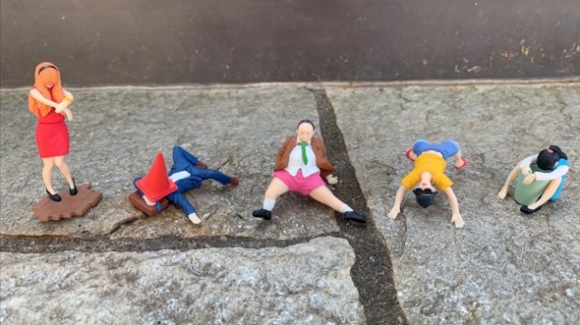 激しく酔っぱらっている人たちのフィギュアが愛おしい 三角コーンを被ったまま寝ている人もいるよ Pouch ポーチ 激しく酔っぱらっている人たちのフィギュアが愛おしい 三角コーンを被ったまま寝ている人もいるよ Pouch ポーチ