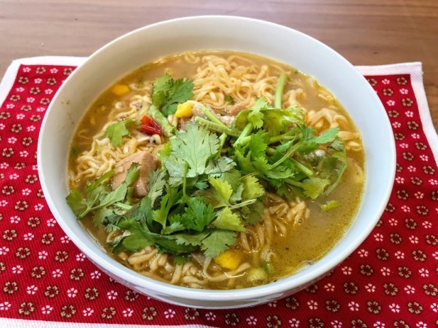 カップヌードル シーフードに缶詰 いなばのグリーンカレー を足したら超絶品 タイ料理屋で食べたような完成度で激ウマだよぉお Pouch ポーチ カップヌードル シーフードに缶詰 いなばのグリーンカレー を足したら超絶品 タイ料理屋で食べたような完成度で激ウマだよぉお Pouch ポーチ