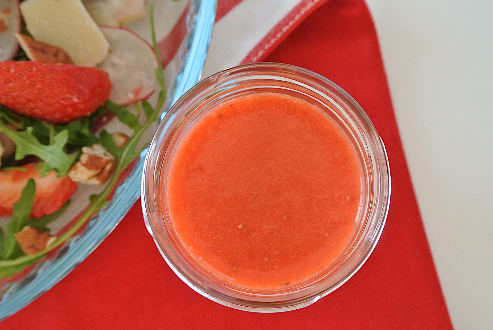 簡単レシピ サラダのトマトをイチゴに変えるだけ 自家製ドレッシングで食べる いちごづくしの春色サラダ Pouch ポーチ