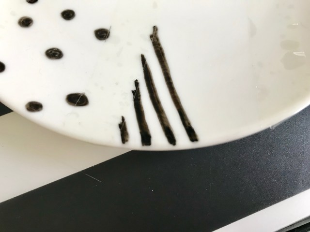 無印良品の おえかきペン 陶磁器用 でオリジナルのお皿を作ってみた 焼き付け前なら修正可能で意外と簡単です Pouch ポーチ