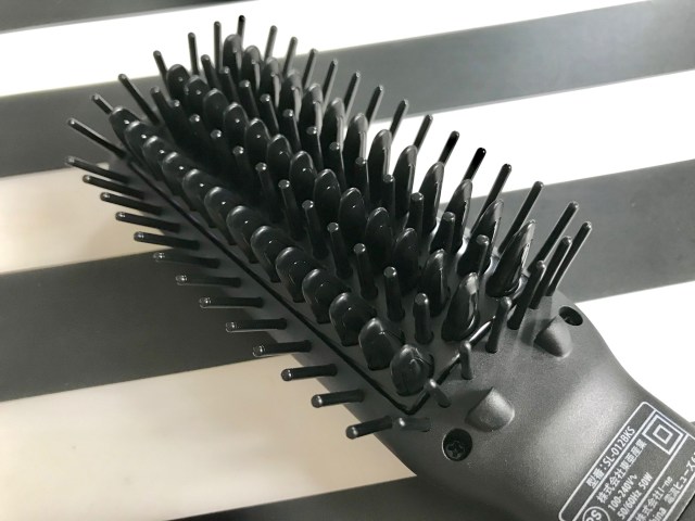 本音レビュー ホットヘアアイロンでもストレートヘアになるのか 寝起きに ストレートヒートブラシスリム を使ってみた Pouch ポーチ 本音レビュー ホットヘアアイロンでもストレートヘアになるのか 寝起きに ストレートヒートブラシスリム を使ってみた Pouch ポーチ